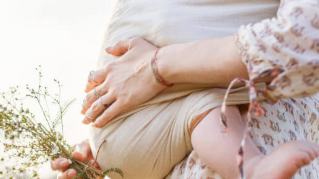 Le portagé bébé : entre tradition et modernité