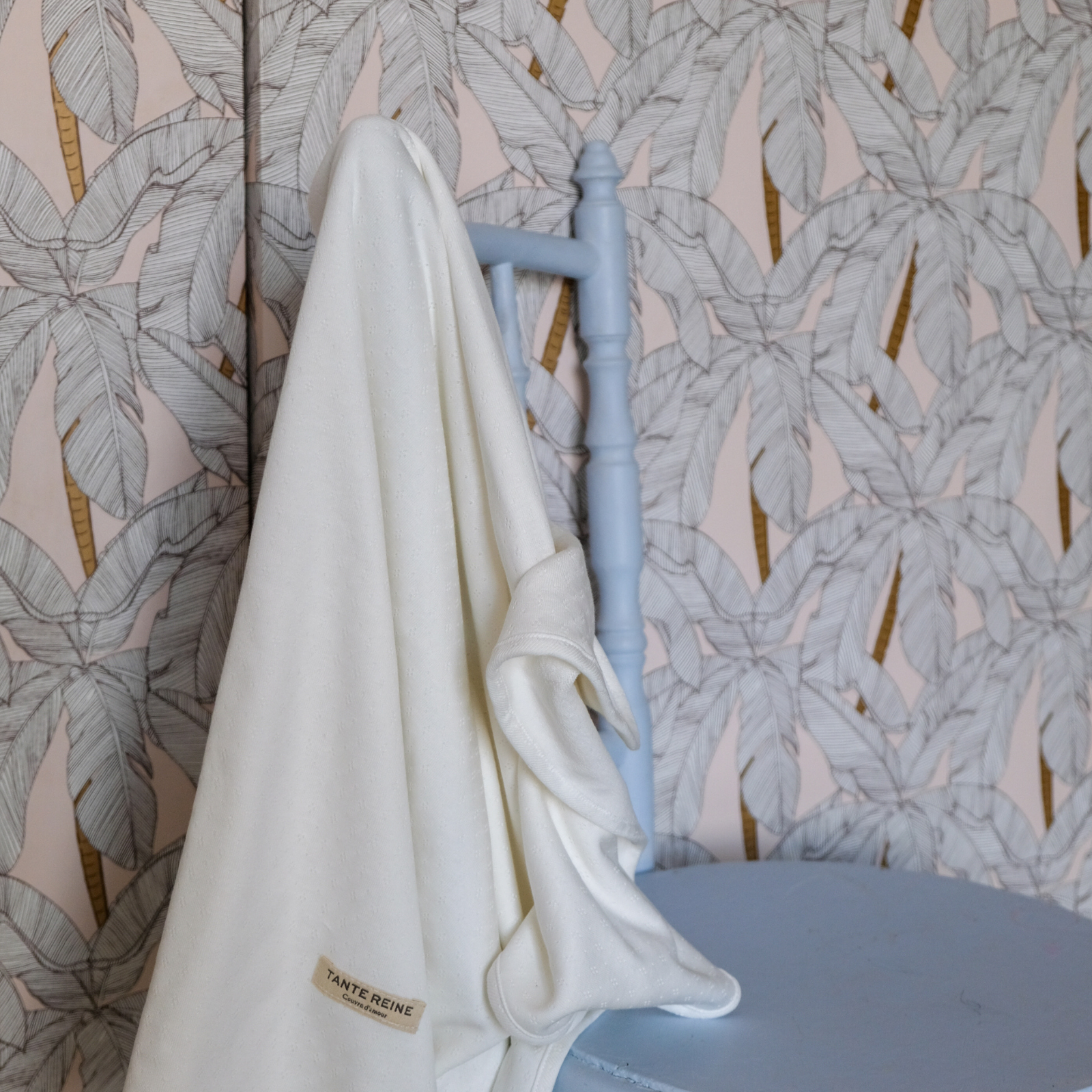 Couverture posée sur une chaise