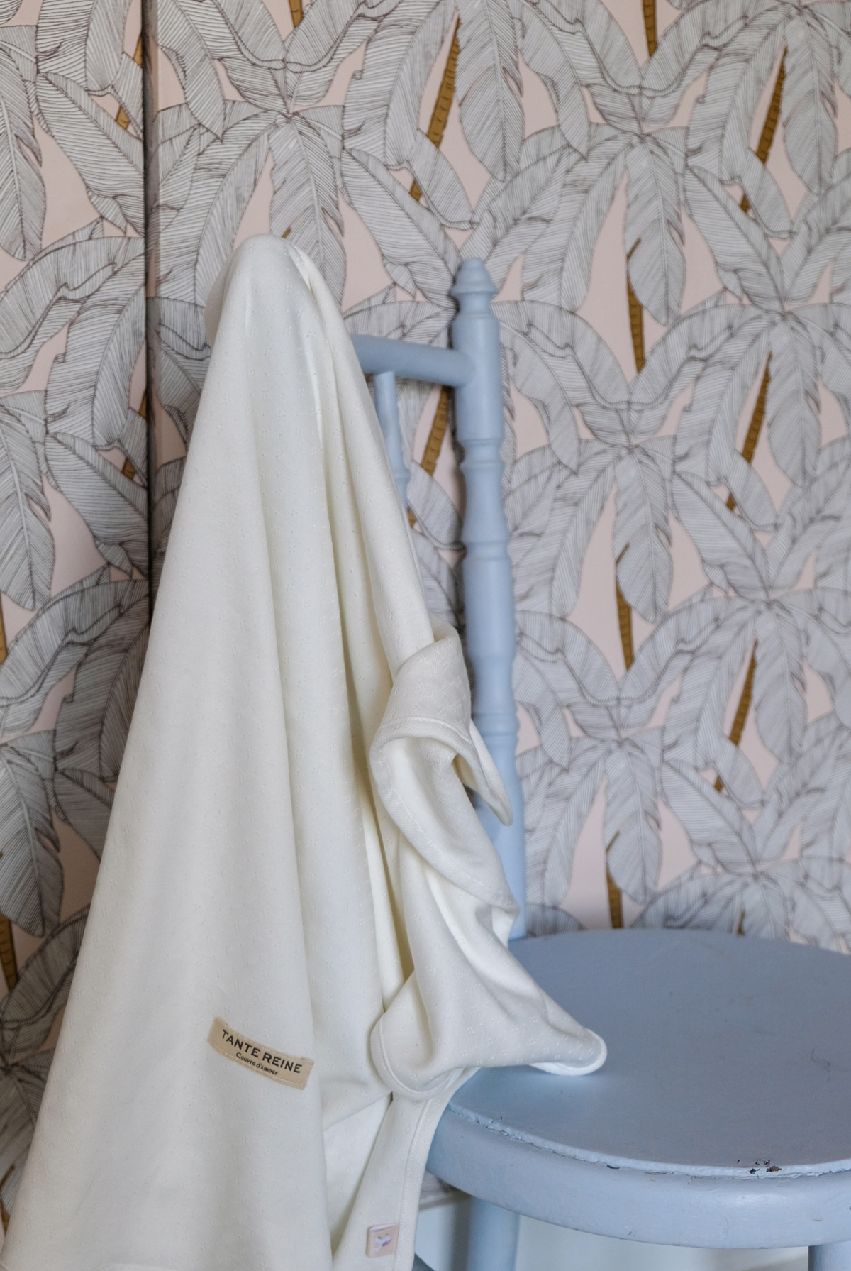 Couverture posée sur une chaise