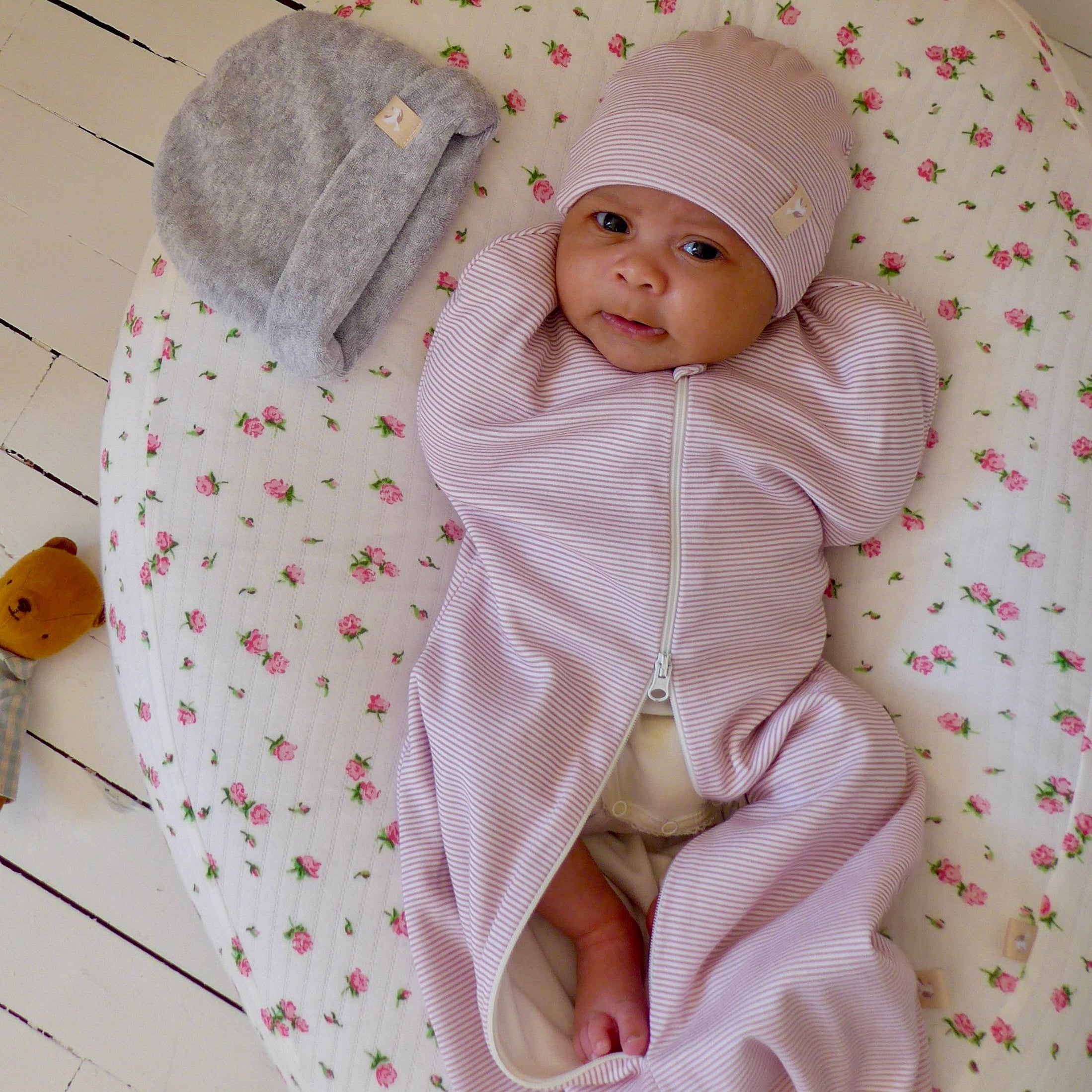 bébé glissé dans une emmailloteuse