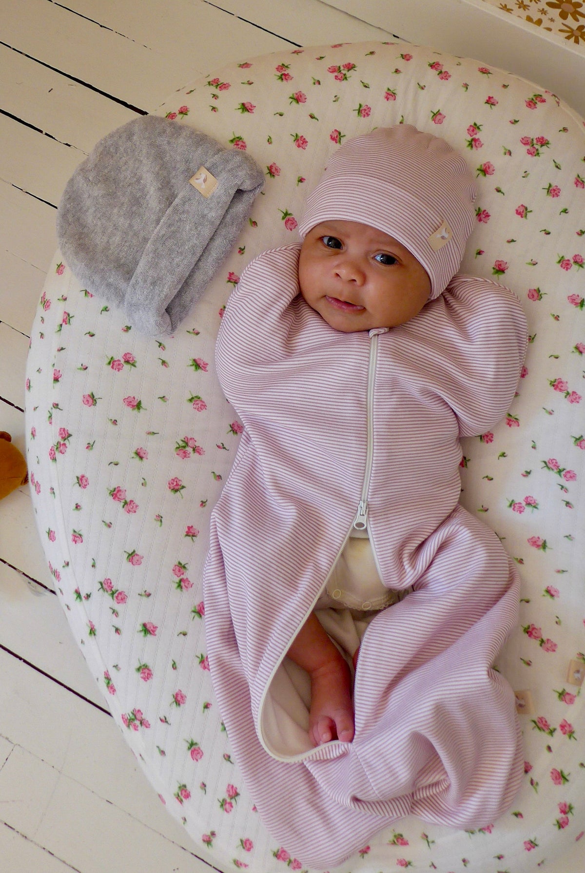 bébé glissé dans une emmailloteuse