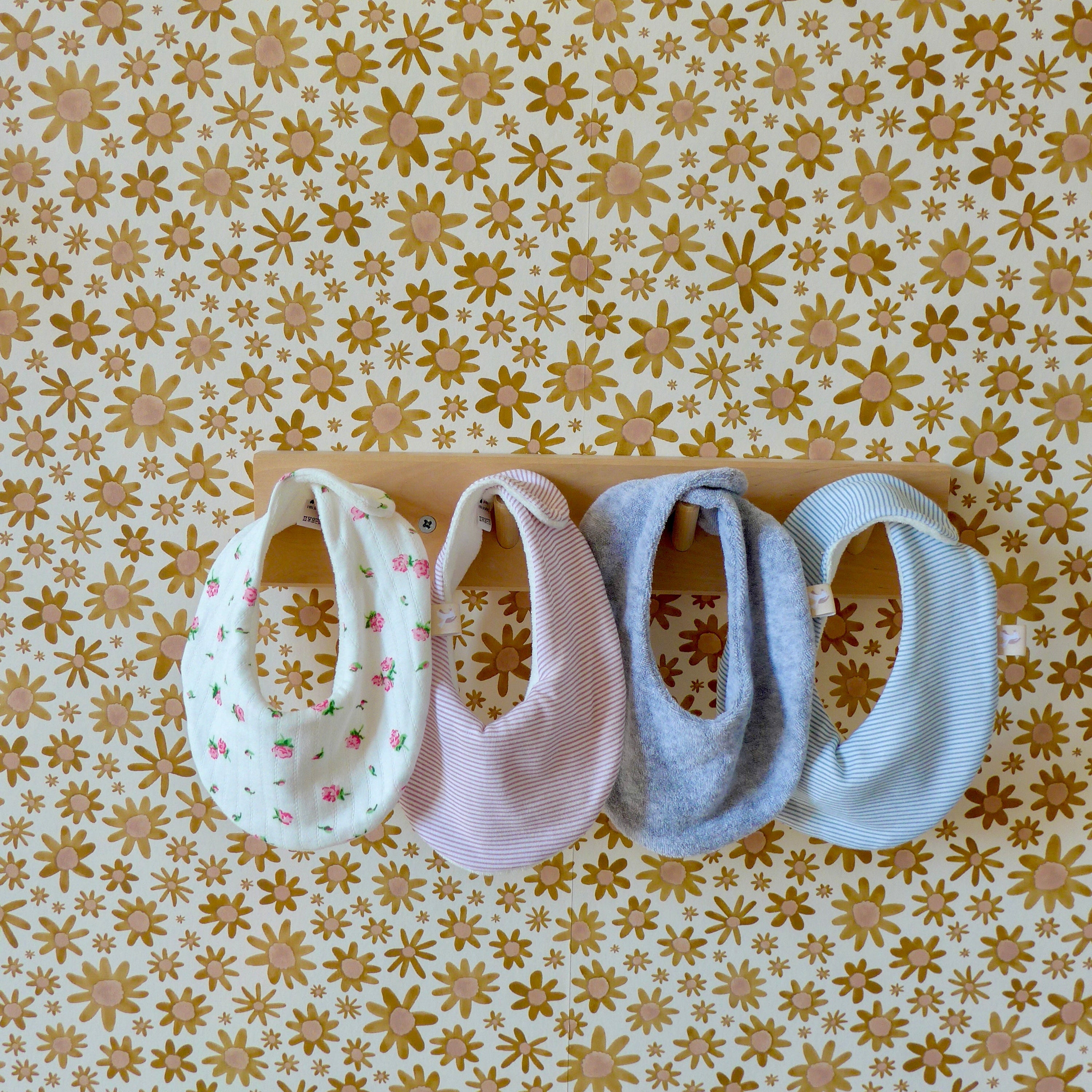 Des bavoirs pour bébé suspendus au mur