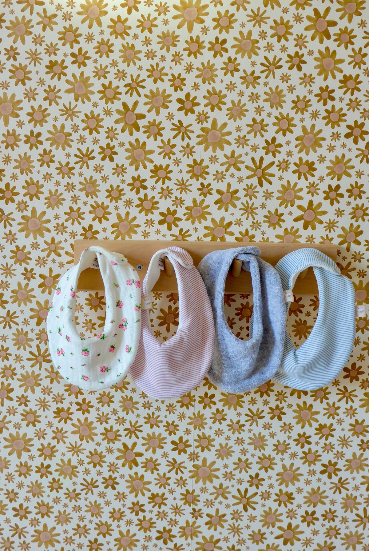 Des bavoirs pour bébé suspendus au mur