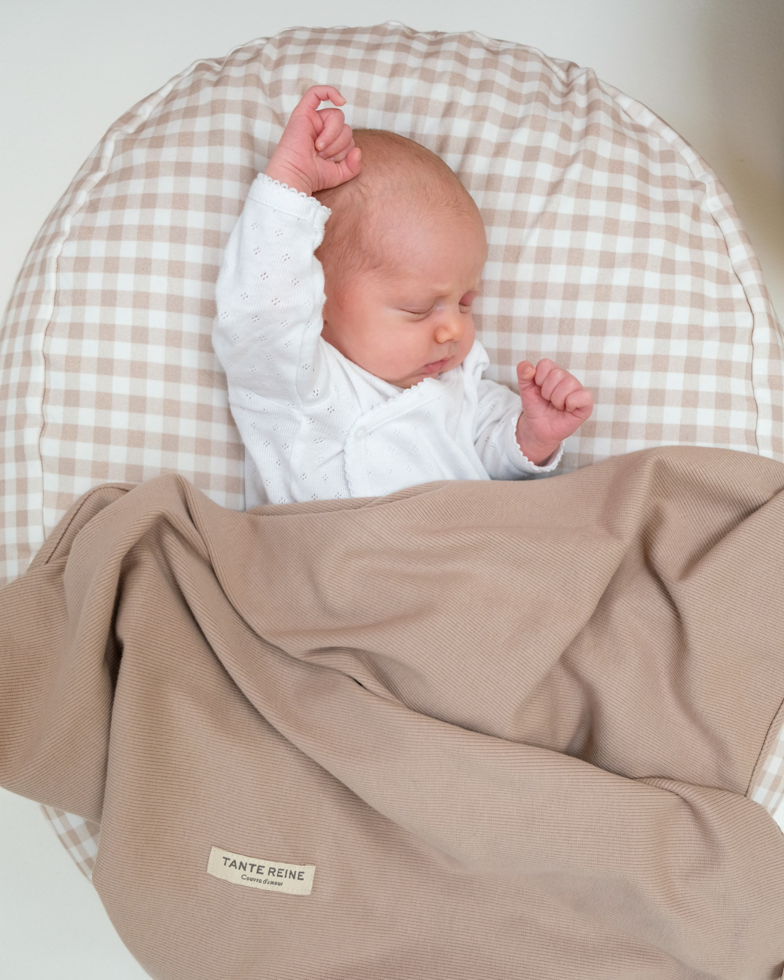 bébé qui dort dans un nid d'ange