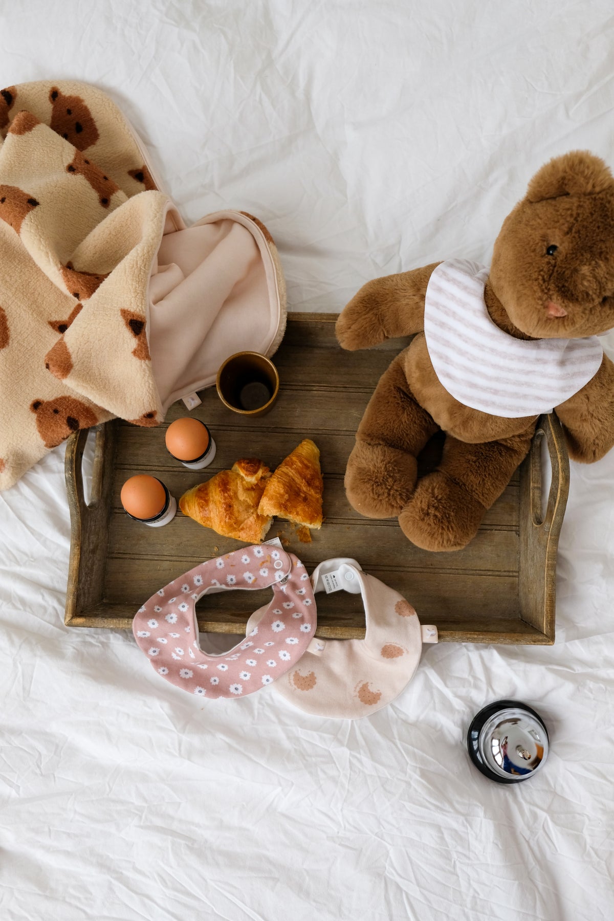Plateau de petit déjeuner avec peluche et bavoirs