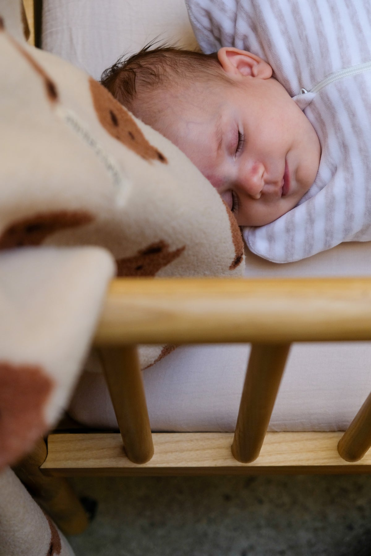 bebe dormant zommé dans son emmailloteuse latte