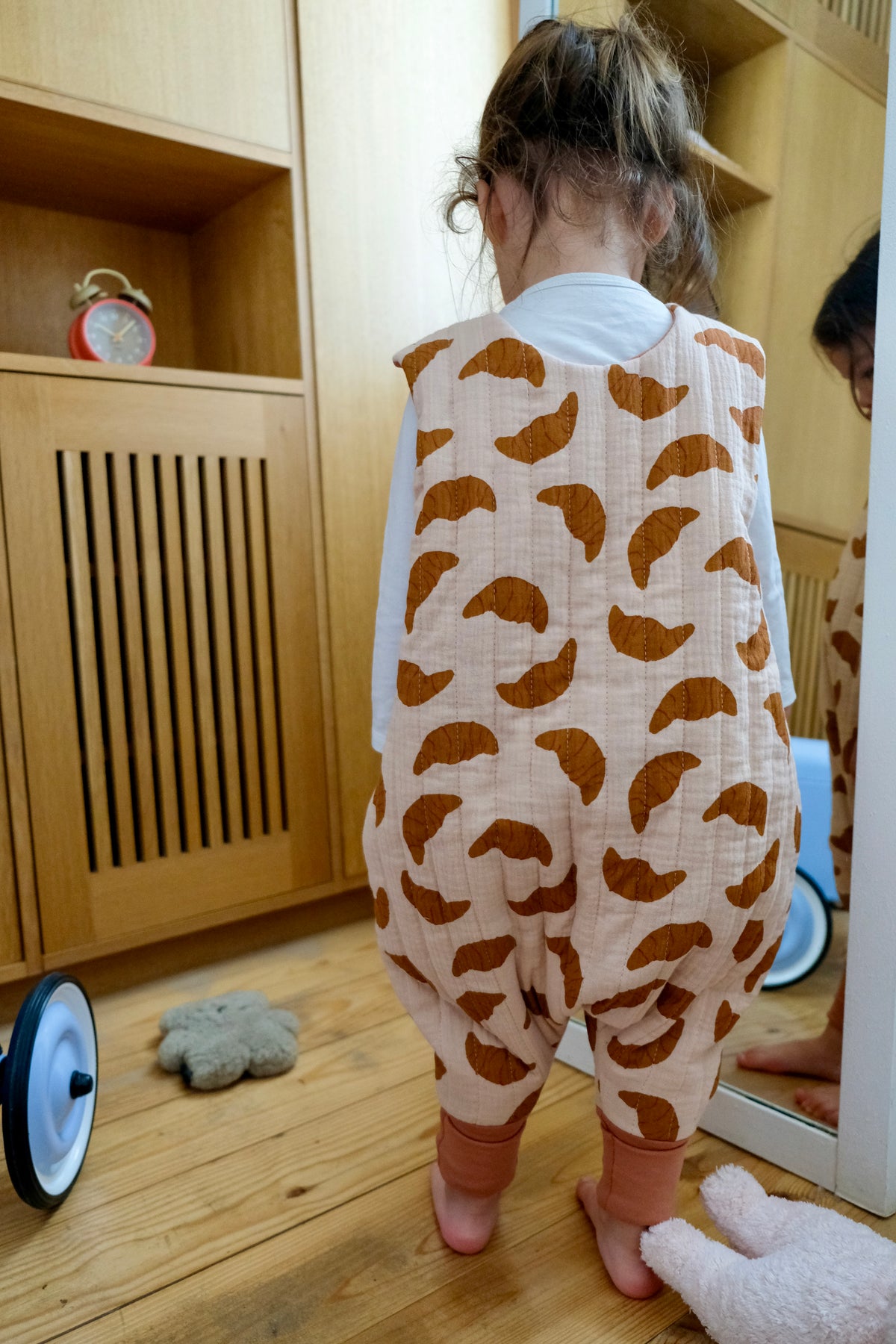 enfant de dos montrant la gigoteuse à pieds croissant