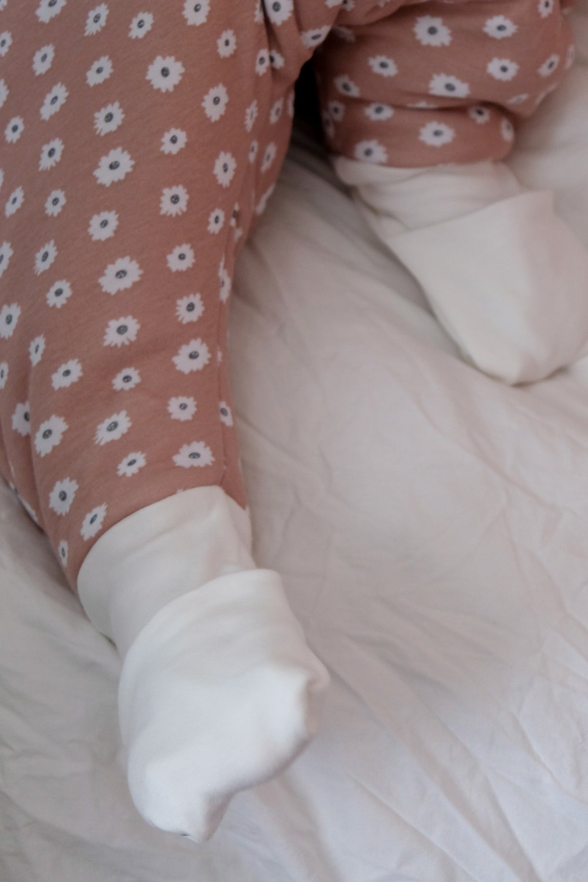 zoom sur les pieds recouverts motif guimauve