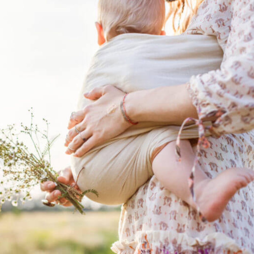 Le portagé bébé : entre tradition et modernité