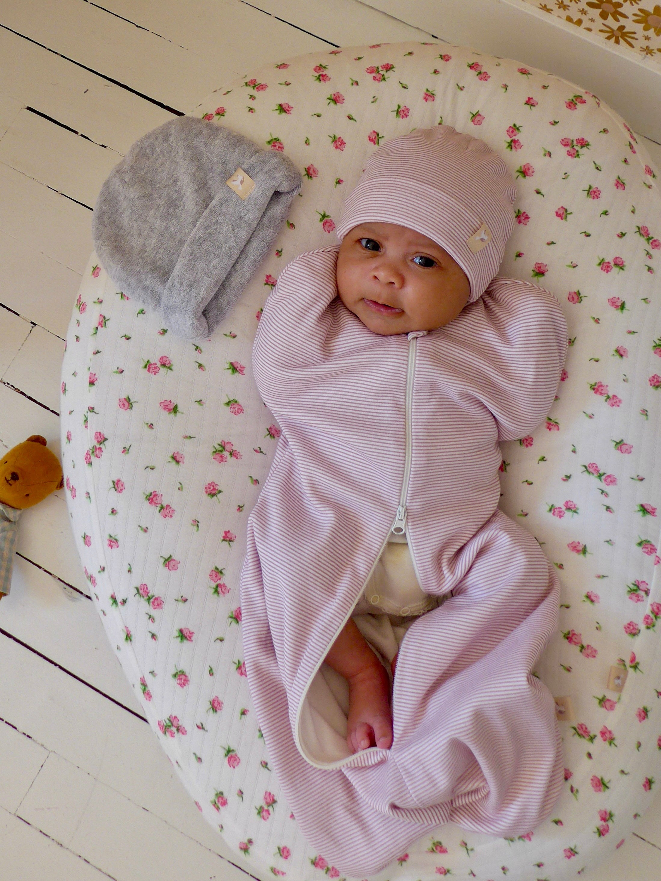 bébé glissé dans une emmailloteuse 