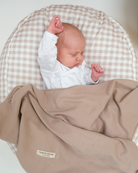 bébé qui dort dans un nid d'ange