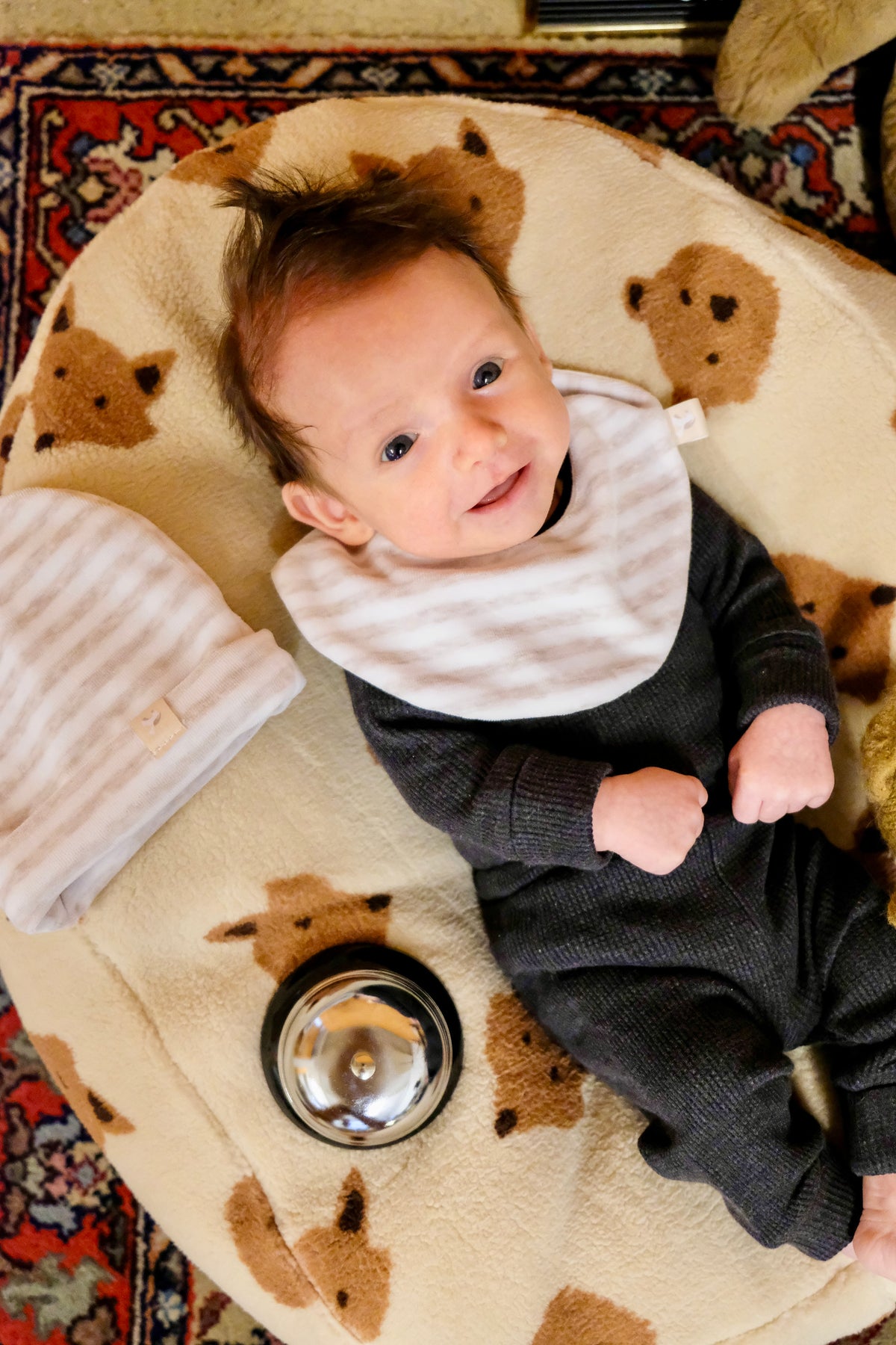 bébé sur nid friends avec clochette et bavoir latte