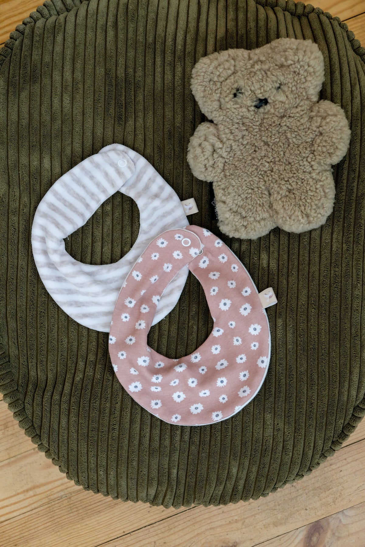 duo de bavoirs sur nid avec une peluche