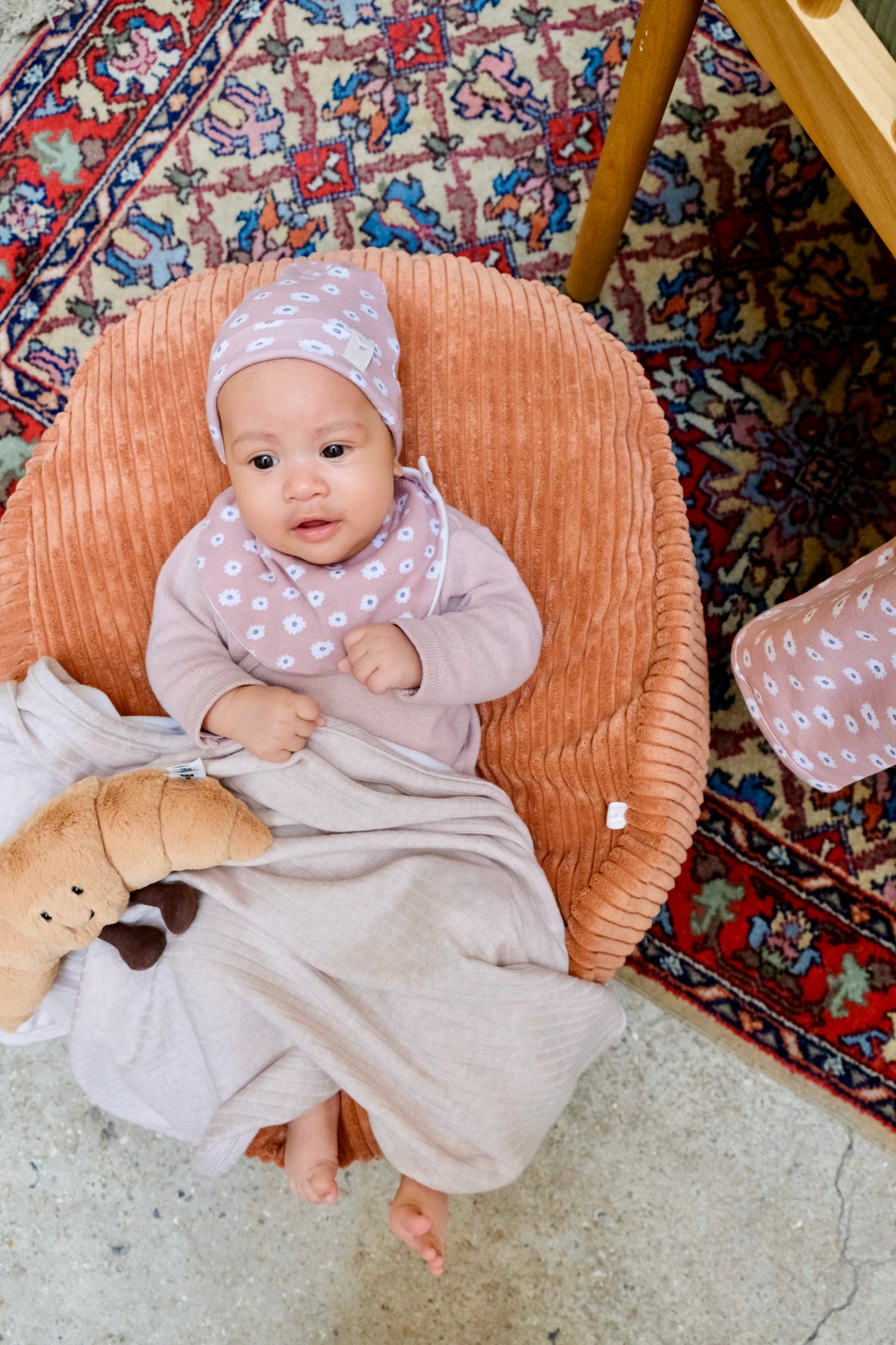 bébé avec parure bavoir bonnet guimauve sur nid cannelle