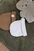 ensemble de deux bonnets de naissance sur un nid