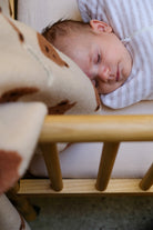 bebe dormant zommé dans son emmailloteuse latte