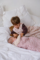 frere et soeur sur lit en gigoteuse cookie et guimauve