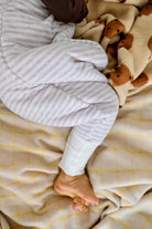 gigoteuse rayée en pilou pilou avec pieds sortis