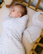 bonnet bavoir et emmailloteuse latte sur bébé