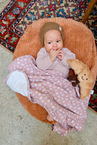 bebe sur nid bag canelle avec peluche croissant