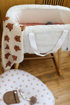 couffin avec une couverture et un nid bébé cookie