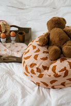 peluche ours sur un pouf nid bag croissant et oeufs à la coque
