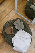 ensemble emmailloteuse et bonnet et peluche bebe sur nid pouf kaki