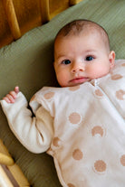 gigoteuse hiver cookie portée par bébé avec drap housse kaki